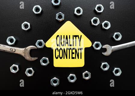 Textschild mit qualitativ hochwertigem Inhalt. Internet-Konzept-Inhalte, die Wert liefert und besteht aus großen schriftlich Workshop Verbesserung Ideen Produktivität Stockfoto
