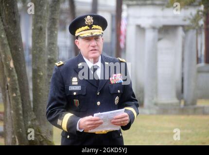 Der General Mark Palzer, Kommandeur der 99. Bereitschaftssparte der Army Reserve, hält im Rahmen einer Kranzniederlegung am 18. März, die von der 99. RD auf der Grabstätte von Präsident Grover Cleveland auf dem Princeton Cemetery veranstaltet wird, eine Rede. Das Presidential Wreath Laying Program wird vom Militärbüro des Weißen Hauses verwaltet, das für die Koordinierung der jährlichen Platzierung von Präsidentenkränzen an den Gräbern und Ruhestätten ehemaliger Präsidenten, anderer berühmter Amerikaner und an bestimmten Gedenkstätten von historischer Bedeutung verantwortlich ist. Stockfoto