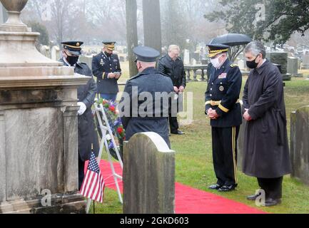 Der Bürgermeister von Princeton, Mark Freda (rechts), und der Generalmajor Mark Palzer, der General der 99. Bereitschaftssparte der Army Reserve (zweiter von rechts), zollen Präsident Grover Cleveland während einer Kranzniederlegung am 18. März, die von der 99. Rd auf dem Grab des ehemaligen Präsidenten auf dem Princeton Cemetery veranstaltet wird, ihren Respekt. Das Presidential Wreath Laying Program wird vom Militärbüro des Weißen Hauses verwaltet, das für die Koordinierung der jährlichen Platzierung von Präsidentenkränzen an den Gräbern und Ruhestätten ehemaliger Präsidenten, anderer berühmter Amerikaner und an bestimmten Gedenkstätten von ihm verantwortlich ist Stockfoto