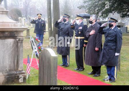 Der Bürgermeister von Princeton, Mark Freda (zweiter von rechts), und der Generalmajor Mark Palzer, der General der 99. Bereitschaftssparte der Army Reserve (dritter von rechts), zollen Präsident Grover Cleveland während einer Kranzniederlegung am 18. März, die von der 99. RD auf dem Grab des ehemaligen Präsidenten auf dem Princeton Cemetery veranstaltet wird, ihre Ehre. Das Presidential Wreath Laying Program wird vom Militärbüro des Weißen Hauses verwaltet, das für die Koordinierung der jährlichen Platzierung von Präsidentenkränzen an den Gräbern und Ruhestätten ehemaliger Präsidenten, anderer berühmter Amerikaner und an bestimmten Gedenkstätten verantwortlich ist Stockfoto