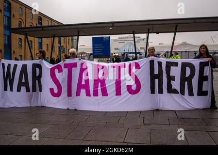 Excel London, Newham, London, Großbritannien. September 2021. Die Demonstranten versuchen, die Veranstaltung der Rüstungsmesse Defence & Security Equipment International (DSEI) zu verhindern, indem sie den Zugang für Besucher am ersten Tag der Eröffnung blockieren Stockfoto