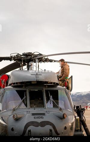 Die Betreuer des 66. Rettungsgeschwaders und des 855 auf der Nellis Air Force Base stationierten Wartungsgeschwaders bereiten die HH-60 Pave Hawk-Hubschrauber für das Training vor, das am 19. März 2021 im Orchard Combat Training Center in Idaho durchgeführt wird. Die 66 RQS arbeitet während eines 10-tägigen Trainings vom Gowen Field zum OCTC mit dem 190. Jagdgeschwader und mehreren anderen Rettungsgeschwadern zusammen. Stockfoto