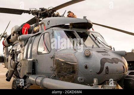 Die Betreuer des 66. Rettungsgeschwaders und des 855 auf der Nellis Air Force Base stationierten Wartungsgeschwaders bereiten die HH-60 Pave Hawk-Hubschrauber für das Training vor, das am 19. März 2021 im Orchard Combat Training Center in Idaho durchgeführt wird. Die 66 RQS arbeitet während eines 10-tägigen Trainings vom Gowen Field zum OCTC mit dem 190. Jagdgeschwader und mehreren anderen Rettungsgeschwadern zusammen. Stockfoto