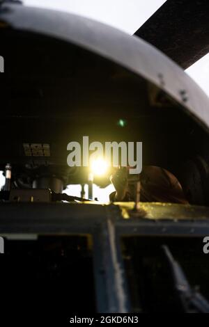 Die Betreuer des 66. Rettungsgeschwaders und des 855 auf der Nellis Air Force Base stationierten Wartungsgeschwaders bereiten die HH-60 Pave Hawk-Hubschrauber für das Training vor, das am 19. März 2021 im Orchard Combat Training Center in Idaho durchgeführt wird. Die 66 RQS arbeitet während eines 10-tägigen Trainings vom Gowen Field zum OCTC mit dem 190. Jagdgeschwader und mehreren anderen Rettungsgeschwadern zusammen. Stockfoto