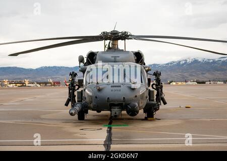 Die Betreuer des 66. Rettungsgeschwaders und des 855 auf der Nellis Air Force Base stationierten Wartungsgeschwaders bereiten die HH-60 Pave Hawk-Hubschrauber für das Training vor, das am 19. März 2021 im Orchard Combat Training Center in Idaho durchgeführt wird. Die 66 RQS arbeitet während eines 10-tägigen Trainings vom Gowen Field zum OCTC mit dem 190. Jagdgeschwader und mehreren anderen Rettungsgeschwadern zusammen. Stockfoto