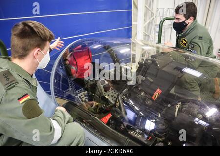 Ein Pilot, der dem 493. Jagdgeschwader zugeteilt wurde, nimmt an einer Tour des Eurofighter-Taifuns während des Baltic Trident auf dem Luftwaffenstützpunkt Ämari, Estland, am 17. März 2021 Teil. Die Ausbildung mit unseren gemeinsamen und kombinierten Verbündeten und Partnern erhöht unsere Letalität und verbessert die Interoperabilität, sodass unsere Streitkräfte durch die gemeinsame Verantwortung für die gemeinsame Verteidigung militärischen Aggressionen und Zwang entgegenwirken können. Stockfoto