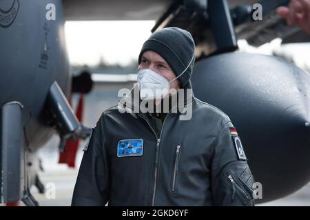 Ein Mitglied der deutschen Luftwaffe nimmt an einer Tour eines F-15E-Angriffsadlers Teil, der während des Baltic Trident auf der Ämari Air Base, Estland, am 17. März 2021 dem 492. Jagdgeschwader zugewiesen wurde. Die Streitkräfte der Vereinigten Staaten in Europa engagieren sich weiterhin gemeinsam mit europäischen Verbündeten und Partnern für kollektive Verteidigung und kooperative Sicherheit. Stockfoto