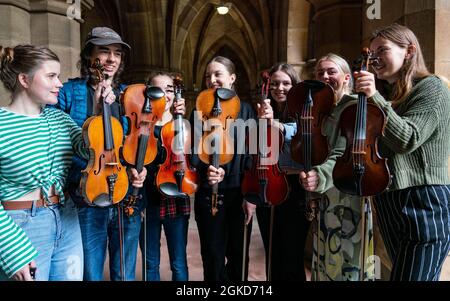 Glasgow, Schottland, Großbritannien. September 2021. Studentenvereine veranstalten während der Freshers Week an der Glasgow University Ausstellungen und Demonstrationen. Die Studenten kehren an die Universität zurück, wo die Präsenzlehre unter der sozialen Distanzierung und der Begrenzung der Anzahl der Studenten in Hörsälen wieder aufgenommen wird. Pic. Iain Masterton/Alamy Live News. Stockfoto