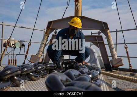 210318-N-YD864-1044 MARINESTATION MAYPORT, Fla. (18. März 2021) Craig Williams, Mate 2. Klasse von Boatswain, posiert für ein Bild, während er die Ankerkette des Schiffes für eine Rückbauinspektion vorbereitete, 18. März 2021. Die US Navy soll Ende März eine Stilllegungszeremonie für das Dock-Landungsschiff USS Fort McHenry (LSD 43) der Whidbey Island-Klasse auf der Naval Station Mayport abhalten. Stockfoto