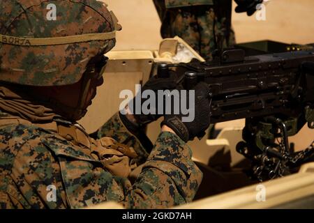 Eine US-Marine mit 7th Marine Regiment, 1st Marine Division, feuert ein M2 .50 Kaliber Maschinengewehr auf Marine Corps Air Ground Combat Center, Twentynine Palms, Kalifornien, 18. März 2021. Die Schulung wurde durchgeführt, um die Vertrautheit mit dem Betrieb der Waffensysteme zu erhöhen, während sie auf einem taktischen Fahrzeug montiert wurde. Stockfoto