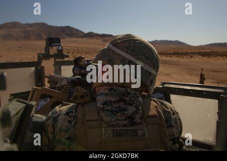 Eine US-Marine mit 7th Marine Regiment, 1st Marine Division, feuert ein M2 .50 Kaliber Maschinengewehr auf Marine Corps Air Ground Combat Center, Twentynine Palms, Kalifornien, 18. März 2021. Die Schulung wurde durchgeführt, um die Vertrautheit mit dem Betrieb der Waffensysteme zu erhöhen, während sie auf einem taktischen Fahrzeug montiert wurde. Stockfoto