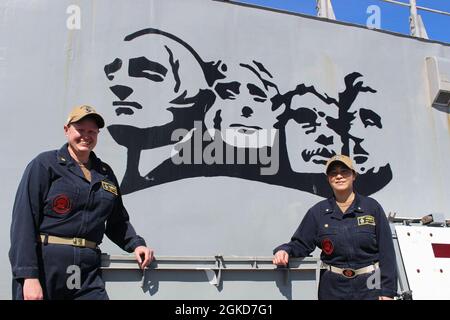 Whidbey Island-Klasse Dock Landungsschiff USS Rushmore (LSD 47) wird von Amphibious Warfare (AMW) Warfare Tactics Instructors (WTIs) LT. Cmdr. Tami Ballinger (links) und Cmdr. Emily Royse, beide Absolventinnen des gleichen WTI-Kurses vom Oktober 2017 in Naval Surface and Mine Warfighting Development Center (SMWDC). Ballinger entlastete Royse als Executive Officer vor Royses Flottenaufstocken und wurde damit die erste weibliche WTI-Kommandooffizierin. SMWDC akzeptiert Bewerbungen von hochtalentierten Junior Surface Warfare Officers, um in einem der vier Kampfgebiete – AMW, Integrated Air und Miss – fachkundige Kampftaktiker zu werden Stockfoto