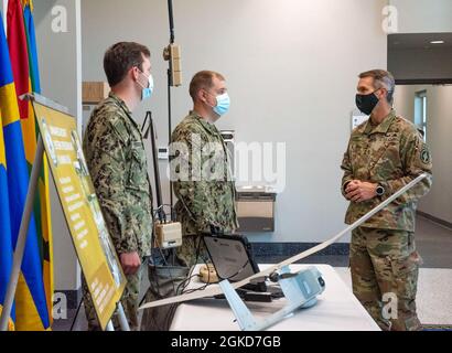 210318-N-ZM469-0029 RAUMFAHRTZENTRUM STENNIS, Mississippi – General Richard D. Clarke, Kommandant des United States Special Operations Command, Erhält Kursbeschreibungen von Intel Fusion and Integration und UAS Operations and Planning Instructors an den Einrichtungen der Naval Small Craft Instruction and Technical Training School im John C. Stennis Space Center in South Mississippi. Clarke besuchte vor kurzem das NAVSCIATTS und das Special Boat Team 22 von NSWG-4, die sich beide am Pearl River in der Nähe der Mississippi Golfküste und des Western Maneuver-Gebiets befinden. NAVSCIATTS ist ein Naval Special Wharf Stockfoto