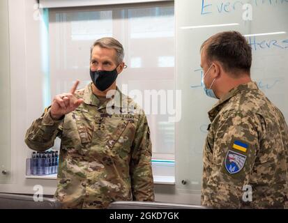 210318-N-ZM469-0047 RAUMFAHRTZENTRUM STENNIS, MISSISSIPPI -- General Richard D. Clarke, Kommandooffizier des United States Special Operations Command, spricht mit einem Oberst der ukrainischen Spezialeinsatzkräfte während einer Kommandotour durch die Einrichtungen der Naval Special Warfare Group 4 der Naval Small Craft Instruction and Technical Training School im John C. Stennis Space Center in South Mississippi. Clarke besuchte vor kurzem das NAVSCIATTS und das Special Boat Team 22 von NSWG-4, die sich beide am Pearl River in der Nähe der Mississippi Golfküste und des Western Maneuver-Gebiets befinden. NAVSCIATTS trainiert und bildet aus Stockfoto