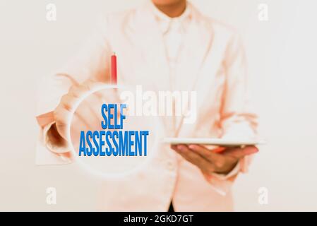 Schreiben mit Text Selbsteinschätzung. Die Bewertung von Geschäftsideen über sich selbst oder seine eigene Person ist Handlungen und Einstellungen, die Ideen für neue Technologien darstellen Stockfoto