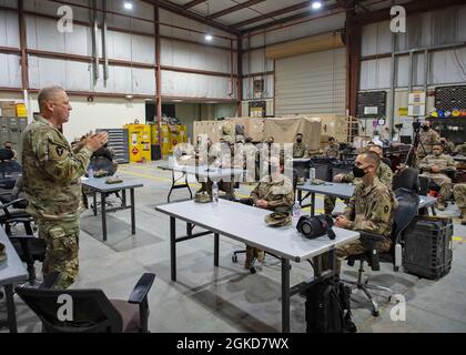 Der spartanische Kommandant der Task Force, Maj. General Patrick Hamilton, nimmt an der Klasse zum Thema Extremismus Teil, angeführt von LT. Col. David Green, Staff Judge Advocate, 36. Infanterie-Division, im Motorpool von Camp Arifjan, Kuwait, 18. März 2021. Die Nationalgarde der texanischen Armee hat sich verpflichtet, die Streitkräfte auszubilden, um korrosives Verhalten in den Reihen zu verhindern und den Soldaten verfügbare Ressourcen zu erklären, wenn sie Extremismus erleben. Stockfoto