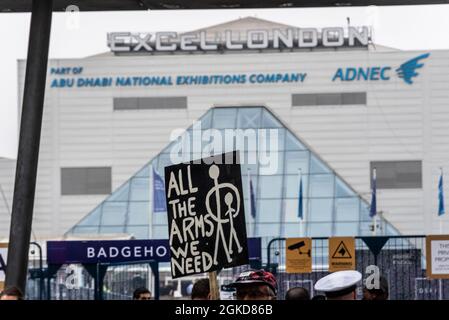 Excel London, Newham, London, Großbritannien. September 2021. Die Demonstranten versuchen, die Veranstaltung der Rüstungsmesse Defence & Security Equipment International (DSEI) zu verhindern, indem sie den Zugang für Besucher am ersten Tag der Eröffnung blockieren. Plakat vor dem Eingang Stockfoto