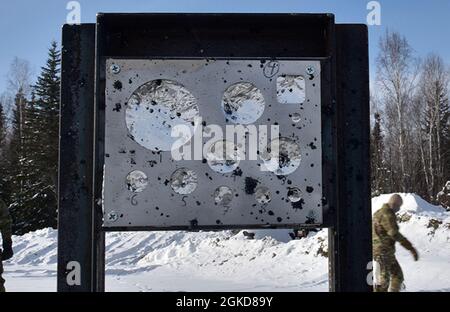 U.S. Air Force Airmen vom 354. Civil Engineer Squadron Explosive Ordnance Disposal (EOD) Flug inspizieren einen Spurstangenstand nach einem Schneeräumungstest am 18. März 2021 auf der Eielson Air Force Base, Alaska. Die in den Messständen gehaltene Folie dient zur Messung des durch die Explosion verursachten Überdrucks der Explosion. Stockfoto