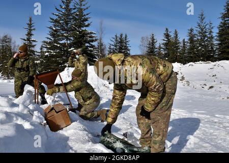 US Air Force Airman vom 354. Civil Engineer Squadron Explosive Ordnance Disposal (EOD) Flugvorbereitungen für das Schneemilderungsexperiment 18. März 2021 auf der Eielson Air Force Base, Alaska. Das Experiment testete die Verwendung von Schnee, um explosive Effekte zu mildern. Aufgrund der arktischen Umgebung Alaskas ist die übliche Methode, Wasser zur Reduzierung der Hochwellendrücke zu verwenden, stark reduziert. Um diese Methode zu ersetzen, versuchten Icemen Spark und EOD, ein besser verfügbares Material zu verwenden: Schnee. Stockfoto
