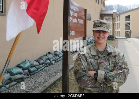 2. LT. Sarah Washa, aus der 5. Staffel, 7. Kavallerieregiment, 1. Panzerbrigade-Kampfteam, 3. Infanterie-Division, posiert für ein Foto vor ihrem Truppenhauptsitz in Camp Hovey, Republik Korea, 3. März 2021. Washa ist die erste weibliche Pfadfinderin im Jahr 5-7CAV und ermutigt weibliche Soldaten, indem sie sagt: „Es gibt Frauen, die all diese erstaunlichen Dinge vollbringen, also gibt es nichts mehr, das dich mehr hindert; die Tür ist offen und wir gehen nirgendwo hin.“ Stockfoto