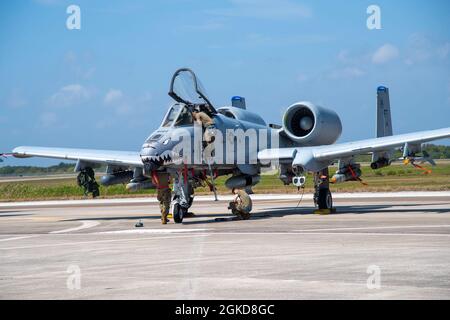 Flugzeugbetreuer des 23. Wartungsgeschwaders inspizieren einen A-10C Thunderbolt II, der dem 74. Jagdgeschwader am 18. März 2021 auf der MacDill Air Force Base, Florida, zugewiesen wurde. Sowohl der 23. Als auch der 74. Von Moody AFB, Georgia, führten eine agile Kampfbeschäftigungsübung durch, die als „Mosaic Tiger“ bekannt ist. Stockfoto