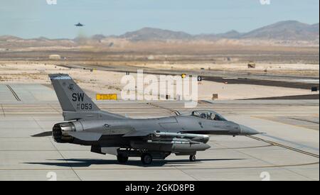 Ein F-16 CM Falcon-Kampfjet, der dem 20. Kampfflügel der Shaw Air Force Base, South Carolina, zugewiesen wurde, wartet auf den Start für eine Mission der Roten Flagge 21-2 auf der Nellis AFB, Nevada, am 18. März 2021. Red Flag findet über dem riesigen Test- und Trainingsbereich von Nevada statt und bietet dem Kriegsjäger einen realistischen und multidimensionalen Kampfraum, um ein erweitertes Training durchzuführen. Stockfoto