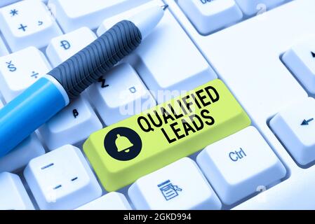 Qualifizierte Leads für Handschrift und Text. Der Lead im Unternehmensüberblick wurde im Vergleich zu anderen Typing Online Network Protocols als Kunde eingestuft Stockfoto