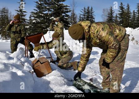 US Air Force-Piloten des 354. Civil Engineer Squadron Explosive Ordnance Disposal (EOD)-Fluges bereiten Beutel für das Schneemilderungsexperiment am 18. März 2021 auf der Eielson Air Force Base, Alaska, vor. Das Experiment testete die Verwendung von Schnee, um explosive Effekte zu mildern. Aufgrund der arktischen Umgebung Alaskas ist die übliche Methode zur Verwendung von Wasser zur Reduzierung von Hochwellen-Spitzendrücken oft nicht praktikabel. Daher versuchten Icemen Spark und EOD, ein besser verfügbares Material zu verwenden: Schnee. Stockfoto