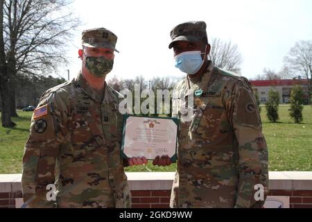 Spc. Johnathan Gaskin, Senior Information Technology Specialist, 1st Theatre Sustainment Command, wird von Capt. Bradley Ball, Transportationl Officer, 1st TSC, in Fort Knox, Kentucky, mit der Army Commendation Medal ausgezeichnet. 19. März 2021. Gaskin erhielt die Auszeichnung für seinen Dienst an der Armee und dem 1. TSC. Er genoss seinen Vertrag in der Armee und freut sich auf die neuen Beschäftigungsmöglichkeiten, wenn er in den zivilen Sektor wechselt. Stockfoto