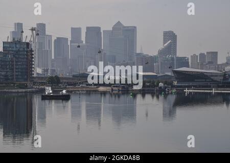 Panoramablick auf die Skyline von Canary Wharf von den Docklands an einem trüben Tag. London, Großbritannien 6. September 2021. Stockfoto