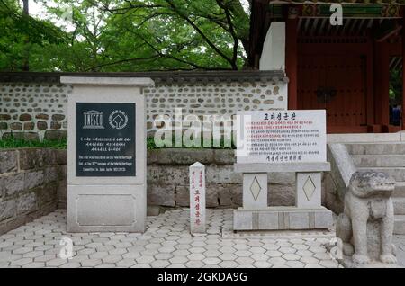 UNESCO-Zeichen in Nordkorea beim Tempel und der Universität in Kaesong Stockfoto