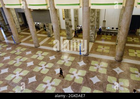 Säulen, Computertermonials und kunstvolle Böden in der Halle des Grand Peoples Study House, Pjöngjang, Nordkorea Stockfoto