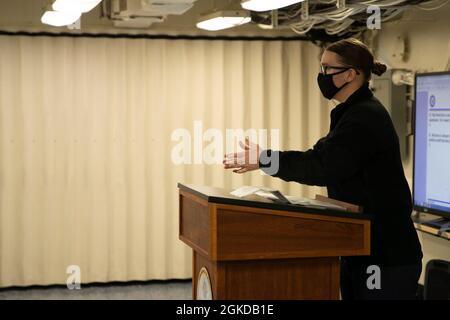 LT. Abbie Ortman, Rechtsassistent der USS Gerald R. Ford (CVN 78), spricht Matrosen an, die während einer Ausbildung zum Extremismus am 19. März 2021 in den Rechts-, Ausbildungs- und Befehlsabteilungen der religiösen Ministerien von Ford eingesetzt wurden. Ford ist im Atlantik unterwegs und führt ein unabhängiges Dampfereignis durch. Stockfoto