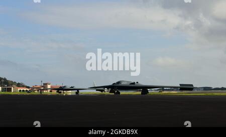 Zwei B-2 Spirits, die dem Luftwaffenstützpunkt Whiteman zugewiesen wurden, bereiten sich auf den Start am Lajes Field, Azoren, 19. März 2021 vor. Operationen und Engagements mit unseren NATO-Verbündeten zeigen und stärken unser gemeinsames Engagement für globale Sicherheit und Stabilität. Stockfoto