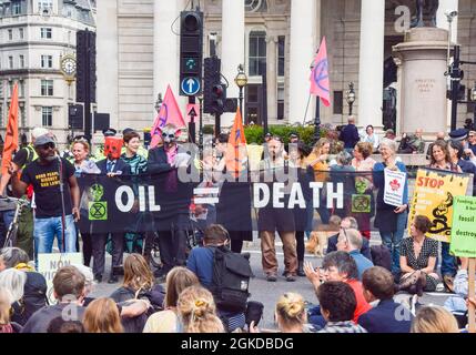 London, Großbritannien. September 2021. Extinction Rebellion Demonstranten blockierten die Straßen vor dem Bahnhof Bank und der Bank of England in der City of London, im Rahmen ihrer zweiwöchigen Kampagne „Impossible Rebellion“, die die britische Regierung aufforderte, in der Klima- und Umweltkrise sinnvoll zu handeln. Stockfoto