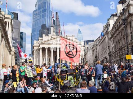 London, Großbritannien. September 2021. Extinction Rebellion Demonstranten blockierten die Straßen vor dem Bahnhof Bank und der Bank of England in der City of London, im Rahmen ihrer zweiwöchigen Kampagne „Impossible Rebellion“, die die britische Regierung aufforderte, in der Klima- und Umweltkrise sinnvoll zu handeln. Stockfoto