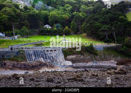 Happy Valley bei Ebbe vom Pier in Llandudno an der Nordküste mit der Great Orme im Hintergrund. Stockfoto