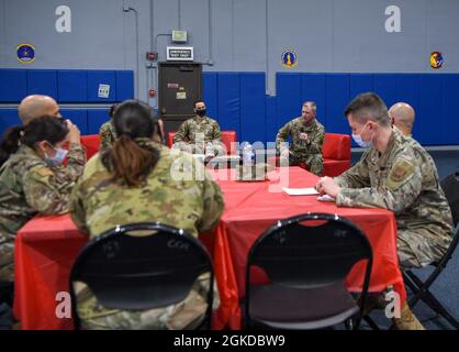 Team Minot Airmen nimmt an einem Red Table Talk-Event für den Women’s History Month auf der Minot Air Force Base, North Dakota, am 19. März 2021 Teil. Ziel der Diskussion war es, einen offenen Dialog zu führen, um geschlechtsspezifische Unterschiede zu identifizieren. Stockfoto