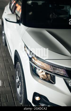 Äußere Details des Autos. Glänzende Scheinwerfer an einem Auto Stockfoto