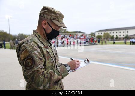 US Air Force Tech. Sgt. Robert Watts, Leiter der militärischen Ausbildung des 336. Trainingsgeschwaders, beurteilt Routinen während der 81. Trainingsgruppe-Drill-down auf dem Bohrfeld der Levitow Training Support Facility auf dem Keesler Air Force Base, Mississippi, 19. März 2021. Die Flieger der 81. TRG traten an einer vierteljährlichen Open Ranks Inspektion, einer Regelbohrroutine und einer Freestyle-Bohrroutine an. Keesler bildet jedes Jahr mehr als 30,000 Studenten aus. Während des Trainings erhalten Airmen die Möglichkeit, freiwillig zu lernen und Drill-down-Routinen durchzuführen. Stockfoto