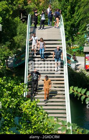 Fußgängerbrücke über den Canal de Savières in Chanaz; französische Gemeinde im Département Savoie in der Region Auvergne-Rhône-Alpes im Südosten Frankreichs. (127) Stockfoto