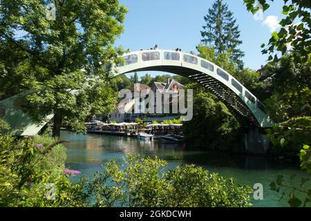 Fußgängerbrücke über den Canal de Savières in Chanaz; französische Gemeinde im Département Savoie in der Region Auvergne-Rhône-Alpes im Südosten Frankreichs. (127) Stockfoto