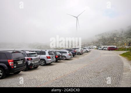 Lago della Piazza und Hospizbereich am Gotthard Pass oder Passo Tremola, Schweiz. Der Gotthardpass liegt an der Hauptwasserscheide des Gotthardmassivs Stockfoto