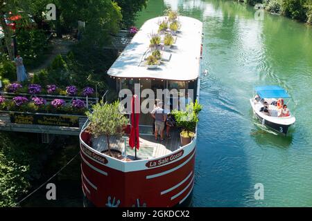 La Sale Gosse, ein handgefertigter Geschenkladen in einem Boot, der Honigprodukte (lokal hergestellt) verkauft, die in Chanaz am Kanal von Canal de Savières in Südostfrankreich festgemacht sind. August in Chanaz (127) Stockfoto