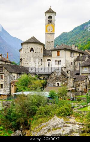 Charmante Altstadt Lavertezzo im alpinen Verzasca-Tal, Kanton Tessin, Schweiz. Stockfoto