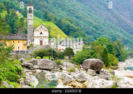 Malerisches Lavertezzo Dorf im alpinen Verzasca Tal in der Schweiz. Lavertezzo ist eine Gemeinde im Bezirk Locarno des Kantons Tic Stockfoto