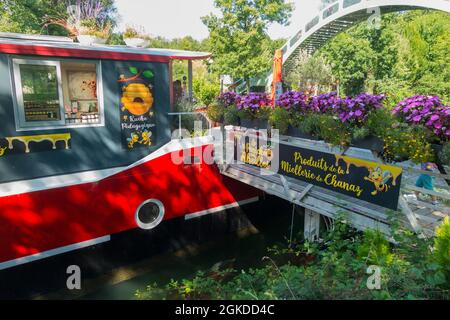 La Sale Gosse, ein handgefertigter Geschenkladen in einem Boot, der Honigprodukte (lokal hergestellt) verkauft, die in Chanaz am Kanal von Canal de Savières in Südostfrankreich festgemacht sind. August in Chanaz (127) Stockfoto