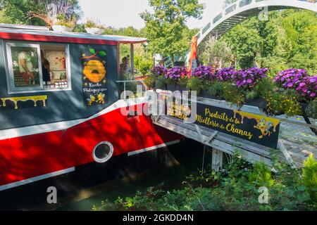 La Sale Gosse, ein handgefertigter Geschenkladen in einem Boot, der Honigprodukte (lokal hergestellt) verkauft, die in Chanaz am Kanal von Canal de Savières in Südostfrankreich festgemacht sind. August in Chanaz (127) Stockfoto