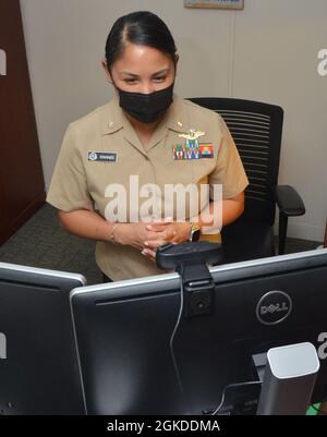 JACKSONVILLE, Florida (19. März 2021) - Cmdr. Hannah Starnes, Leiterin der psychiatrischen Gesundheitsdienste am Naval Hospital Jacksonville, nutzt die Plattform, die virtuelle Besuche für Patienten ermöglicht. Starnes, gebürtig aus Ijamsville, Maryland, der einen Master in Krankenpflege von der Benedictine University und einen Master in Verteidigungs- und Strategiestudien vom U.S. Naval war College besitzt, sagt: „während der Pandemie ist es entscheidend, mit unseren Patienten in Verbindung zu bleiben, um sicher zu versorgen. Die Fähigkeit, sichere und virtuelle Gesundheitsbesuche anzubieten, ist nach wie vor der Schlüssel zur Erfüllung der Bedürfnisse unserer Patienten. Vor der Pandemie, wir Stockfoto