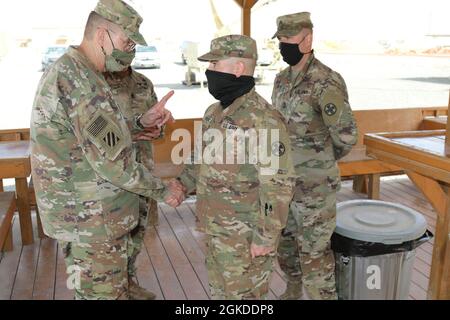 Das Central Command Team der US-Armee, Generalleutnant Terry Ferrell und Kommandofeldwebel-Major Brian Hester besuchten die Theateringenieurbrigade. Die hochrangigen Führer erkannten Soldaten der Task Force Iron Castle für ihre außergewöhnliche Arbeit in Südwestasien an und trafen sich mit den TEB-Führern, um die laufende Ingenieurmission im Verantwortungsbereich von CENTCOM zu besprechen. Iron Castle! Stockfoto